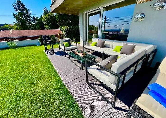 Hilltop Views, Design Suite - Buda Hills - Free Garage, Private Garden, Ac